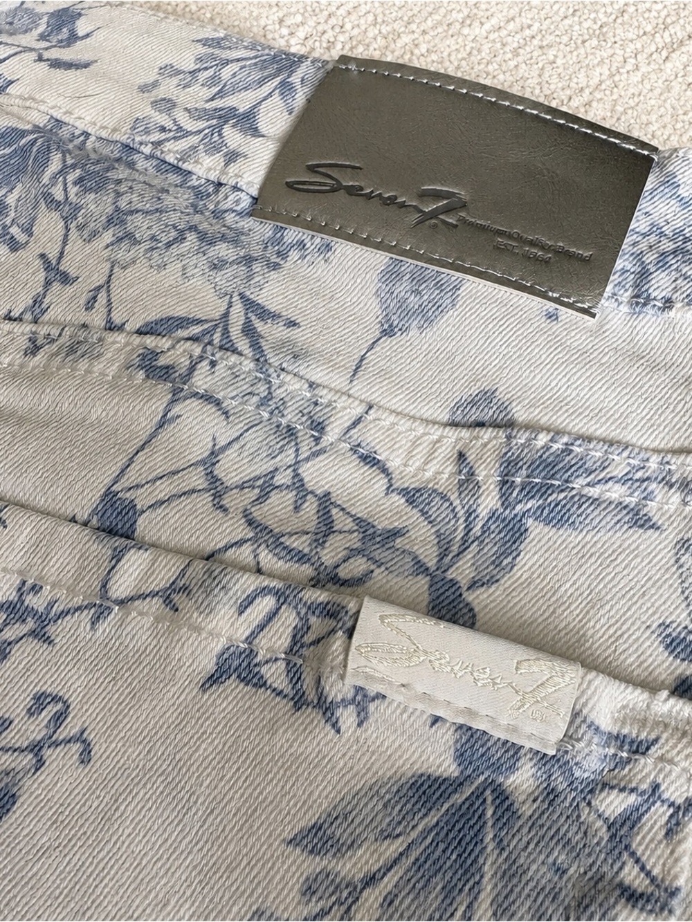 Seven7 Women’s White Mini Skirt With Blue Floral Print, Size 8 - Picture 3 of 5